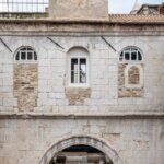 Pogled na istočni zid propugnakula i istočnu fasadu Crkve Gospe od Zvonika, detalj nakon radova (Arhiv HRZ-a, 2023.)