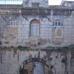 Pogled na istočni zid propugnakula i istočnu fasadu Crkve Gospe od Zvonika, detalj zatečenog stanja (Arhiv HRZ-a, 2013.)