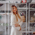 Vlasnica brenda Dreamhood Wallpapers ispred tapeta na zidu