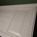 Obojana sobna vrata u bijelo s ukrasima